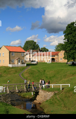 Beck und Dorf grün Hutton-le-Loch North Yorkshire England UK Stockfoto