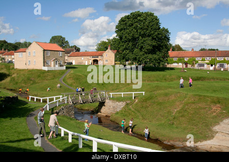 Beck und Dorf grün Hutton-le-Loch North Yorkshire England UK Stockfoto