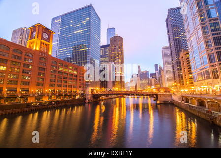 Blick auf die Wolkenkratzer in der Innenstadt von Chicago auf beiden Seiten des Chicago Rivers Stockfoto