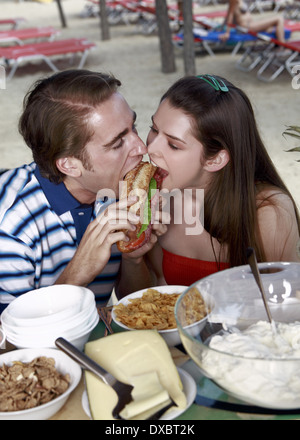Junge Erwachsene paar Sandwich zu essen Stockfoto