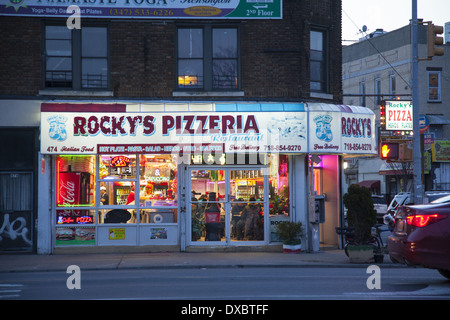 Rocky's Pizzeria an der Coney Island Avenue in Flatbush, Brooklyn, NY. Stockfoto