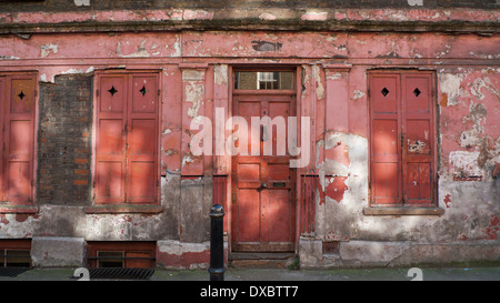 Historische Hugenotten aufgegebenen Rosa vor Gebäude Hausfassade mit Rollläden Princelet Str. in Spitalfields East London England UK KATHY DEWITT Stockfoto