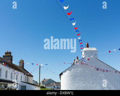 Girlanden und Fahnen an heißen Sommertag, blauer Himmel, East Prawle Stockfoto