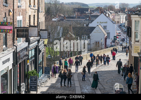 Menschen zu Fuß auf Elvet Bridge Durham City centre North east England UK März 2014 Stockfoto