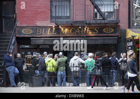 Irish Bar auf St.-Markus Platz am St. Patricks Day im East Village, NYC. Stockfoto