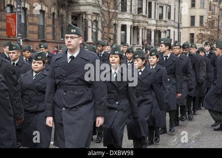 Irische Parade, Park SLope, Brooklyn, New York. High School ROTC Mitglieder marschieren. Stockfoto