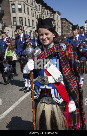 Irische Parade, Park SLope, Brooklyn, New York. Tulla Pipe Band aus County Claire, Irland Stockfoto