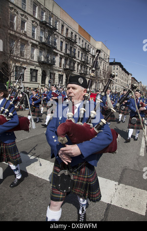 Irische Parade, Park SLope, Brooklyn, New York. Tulla Pipe Band aus County Claire, Irland Stockfoto