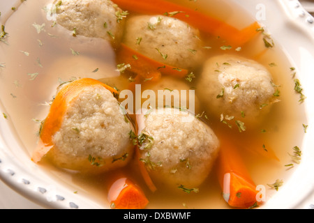 Traditionelle Matza Ball Suppe für jüdische Pessach Stockfoto