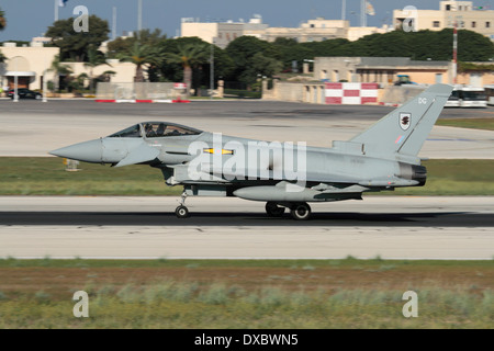 Eurofighter Typhoon FGR 4 fighter Jets der Royal Air Force oder RAF. Moderne militärische Luftfahrt. Stockfoto