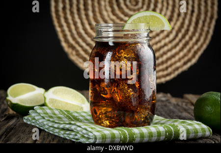 Cuba Libre oder Rum und Cola-Getränk mit Eis und Kalk im Einmachglas Stockfoto