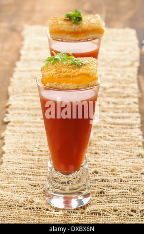 Tomaten Suppe schützen mit Mini Grillkäse Vorspeisen Stockfoto