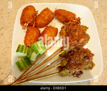 Crab Claw Snacks und Malaysian Satay-Sticks mit pikanter Erdnuss-sauce Stockfoto