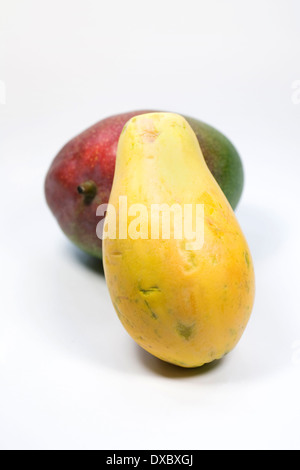 Carica Papaya und Mango-Porträt. Ganze Mango und Papaya Frucht. Stockfoto