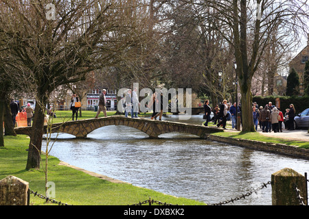 Brücke über den Fluss Windrush in Bourton auf Wasser Cotswolds UK. Stockfoto