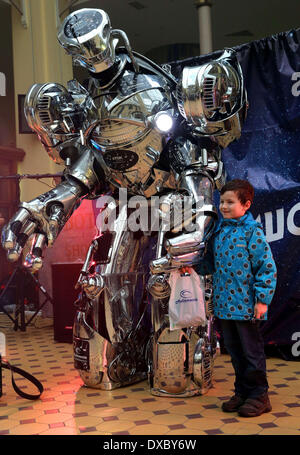 St. Petersburg, Russland. 23. März 2014. Das erste Verfahren in der russischen Sonderstempel Postumschlag machte einen Roboter. Dies geschieht '' von hand'' Russland nur 3-Meter-Roboter, im Herzen von St. Petersburg - das Hauptpostamt, Gebäude, die im Jahre 1714 erbaut wurde. © Andrey Pronin/ZUMAPRESS.com/Alamy Live-Nachrichten Stockfoto