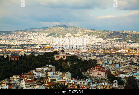 Malerische Aussicht auf Athen, Griechenland an einem bewölkten Tag Stockfoto