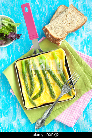 Omelett mit grünem Spargel Stockfoto