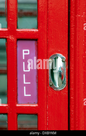 Rotes Telefon Box Türgriff, UK Stockfoto