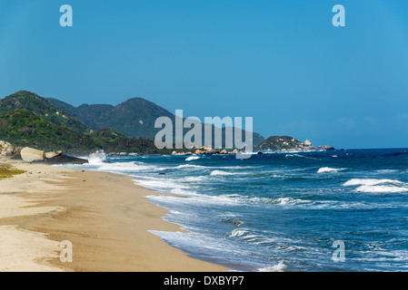 Einsamen Strand und tiefblaue Karibik Wasser im Tayrona Nationalpark in Kolumbien Stockfoto