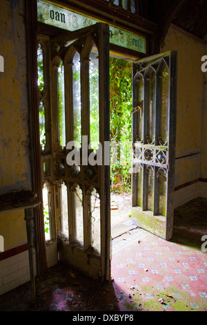 Alte geschnitzte Holztüren auf Ruine Stockfoto