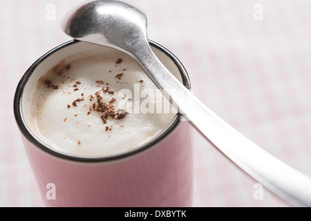 Cappuccino in rosa Tasse mit Kakao-Mandel-Milch-Schaum Stockfoto