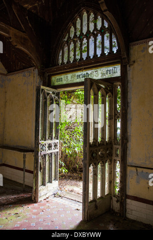 Alte geschnitzte Holztüren auf Ruine Stockfoto