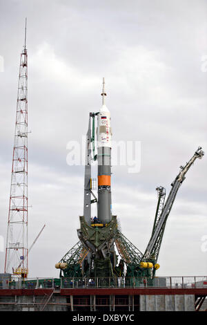 Das Raumschiff Sojus TMA - 12M nach angehoben in Position auf der Startrampe in Baikonur Kosmodrom starten 23. März 2014 in Baikonur, Kasachstan. Start der Sojus-Rakete ist geplant für März 26 und schicken Expedition 39 Sojus Kommandant Alexander Skworzow der russischen Federal Space Agency, Astronaut Steven Swanson der NASA, Kosmonaut Oleg Artemyev von Roskosmos auf einer sechsmonatigen Mission an Bord der internationalen Raumstation ISS. Stockfoto