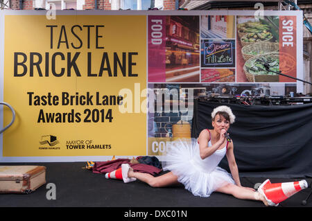 Brick Lane, London, UK, 23. März 2014.  Brick Lane beherbergt den Geschmack Brick Lane Awards 2014, um die Küche der Region zu feiern. Ein Entertainer, bekannt als "die russische Ballerina" führt für das Publikum. Bildnachweis: Stephen Chung/Alamy Live-Nachrichten Stockfoto
