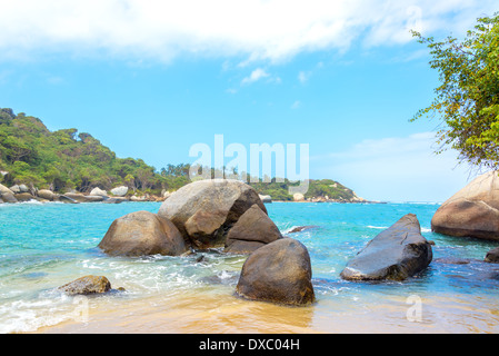 Schönen blauen karibischen Meer und Felsen in Tayrona Nationalpark in Kolumbien Stockfoto