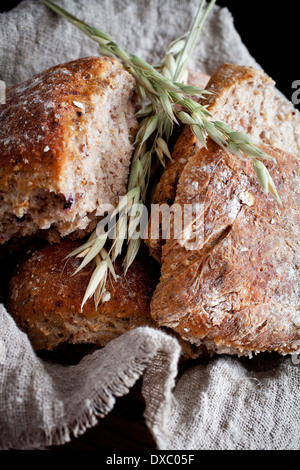 Selbstgebackenes Brot mit Hafer Stockfoto