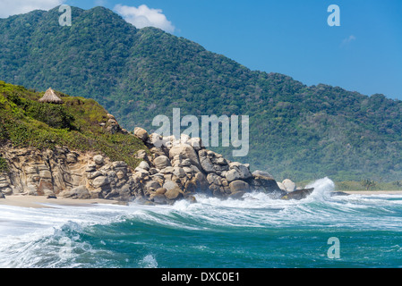 Strand im Tayrona National Park mit schönen grünen Hügeln im Hintergrund in Kolumbien Stockfoto