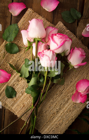 Rosa Rosen auf Sackleinen bereit, Schuss von oben zu ordnen Stockfoto