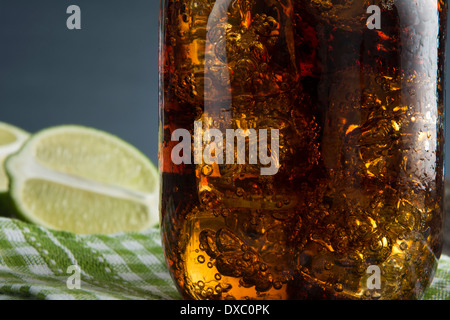 Nahaufnahme von Cuba Libre oder Rum und Cola-Getränk mit Eis und Kalk im Einmachglas Stockfoto