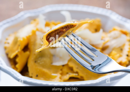 Butternut-Kürbis Mezzaluna Ravioli oder Tortellini schneiden Sie in zwei auf einer Gabel Stockfoto