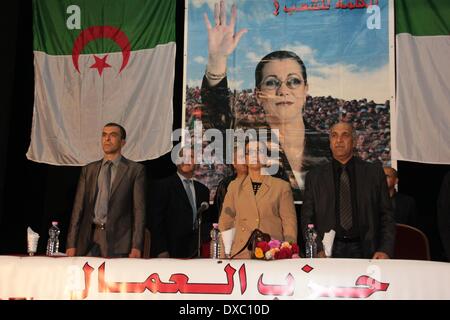 Algier, Algerien. 23. März 2014. Führer der Workers' Party (PT) Louisa Hanoune (2. R), Kandidat bei den bevorstehenden Präsidentschaftswahlen, besucht einen Wahlkampf-Kundgebung, in Annaba, Algerien, 23. März 2014. Wahlkampf für die bevorstehenden Präsidentschaftswahlen Algeriens startete am Sonntag und läuft bis April 13. © STR/Xinhua/Alamy Live-Nachrichten Stockfoto