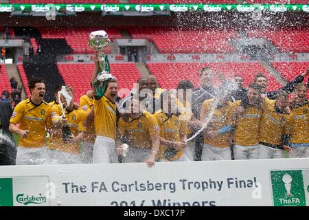 London, UK. 23. März 2014. Cambridge-Spieler feiern ihren Sieg nach der FA Trophy Finale zwischen Cambridge United und Gosport Borough von Wembley-Stadion. Bildnachweis: Aktion Plus Sport/Alamy Live-Nachrichten Stockfoto