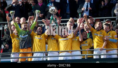 London, UK. 23. März 2014. Cambridge-Spieler feiern mit der Trophäe nach der FA Trophy Finale zwischen Cambridge United und Gosport Borough von Wembley-Stadion. Bildnachweis: Aktion Plus Sport/Alamy Live-Nachrichten Stockfoto