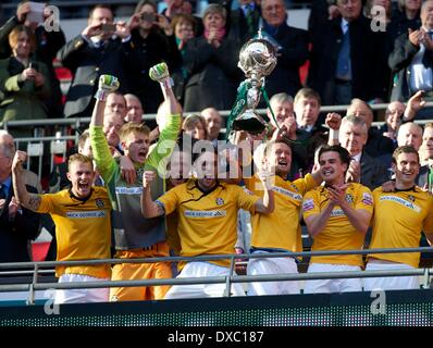 London, UK. 23. März 2014. Cambridge-Spieler heben die Trophäe nach der FA Trophy Finale zwischen Cambridge United und Gosport Borough von Wembley-Stadion. Bildnachweis: Aktion Plus Sport/Alamy Live-Nachrichten Stockfoto