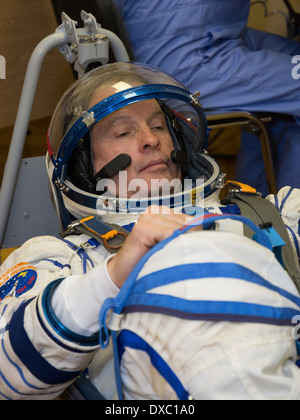 Internationale Raumstation ISS Expedition 39 Crew Mitglied Astronaut Steve Swanson der NASA erfährt eine Druckprüfung für seine russische Sokol Start-Eintrag Anzug beim letzten Training bei der Integration-Anlage am Weltraumbahnhof Baikonur 14. März 2014 in Baikonur, Kasachstan. Start der Crew ist für März 26 für einen sechsmonatigen Mission an Bord der internationalen Raumstation ISS geplant. Stockfoto