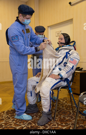 Internationale Raumstation ISS Expedition 39 Crew Mitglied Astronaut Steve Swanson der NASA passt sich in seinem Raumanzug Sokol für einen Fit-Check beim letzten Training bei der Integration-Anlage am Weltraumbahnhof Baikonur 14. März 2014 in Baikonur, Kasachstan. Start der Crew ist für März 26 für einen sechsmonatigen Mission an Bord der internationalen Raumstation ISS geplant. Stockfoto