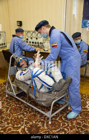 Internationale Raumstation ISS Expedition 39 Crew Mitglied Astronaut Steve Swanson der NASA erfährt eine Druckprüfung für seine russische Sokol Start-Eintrag Anzug beim letzten Training bei der Integration-Anlage am Weltraumbahnhof Baikonur 14. März 2014 in Baikonur, Kasachstan. Start der Crew ist für März 26 für einen sechsmonatigen Mission an Bord der internationalen Raumstation ISS geplant. Stockfoto