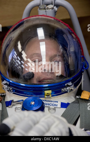 Internationale Raumstation ISS Expedition 39 Crew Mitglied Astronaut Steve Swanson der NASA erfährt eine Druckprüfung für seine russische Sokol Start-Eintrag Anzug beim letzten Training bei der Integration-Anlage am Weltraumbahnhof Baikonur 14. März 2014 in Baikonur, Kasachstan. Start der Crew ist für März 26 für einen sechsmonatigen Mission an Bord der internationalen Raumstation ISS geplant. Stockfoto