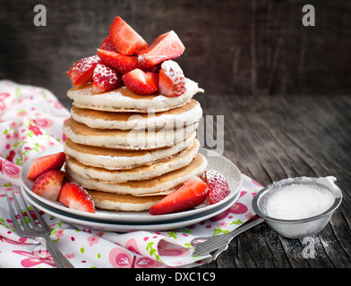 Stapel von Pfannkuchen mit frischen Erdbeeren Stockfoto