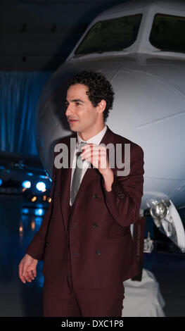 22. März 2014 - Boca Raton, Florida USA. Amerikanischer Designer Zac Posen präsentiert seine Kollektion Herbst 2014 während der 4. jährlichen SHUZZ | KUNST | FASHION bei Signature Flight Support - Avitat. Stockfoto