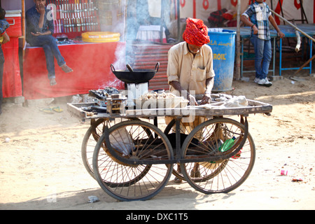 Street Food Verkäufer während der 'Pushkar Camel Fair". Rajasthan, Indien. Stockfoto