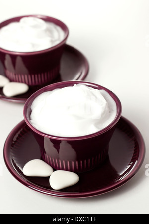 weiße cremige Desserts und Süßigkeiten auf weißen Tisch Stockfoto