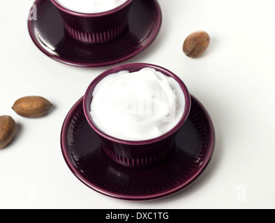 cremige Dessert und Nüssen auf weißen Tisch Stockfoto