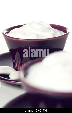 klassische Joghurt und weiße Süßigkeiten auf morgen Tabelle Stockfoto