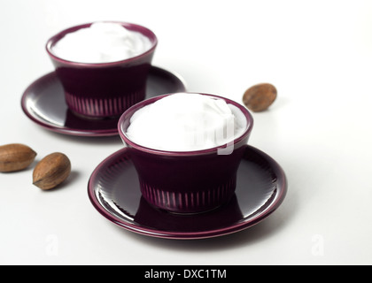 weiße Dessert und natürliche Muttern auf morgen Tisch Stockfoto
